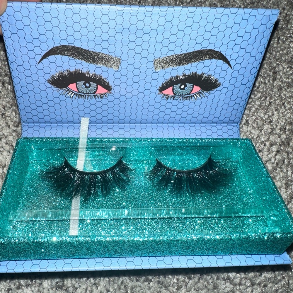 Lova Lashes - Picture 2 of 4